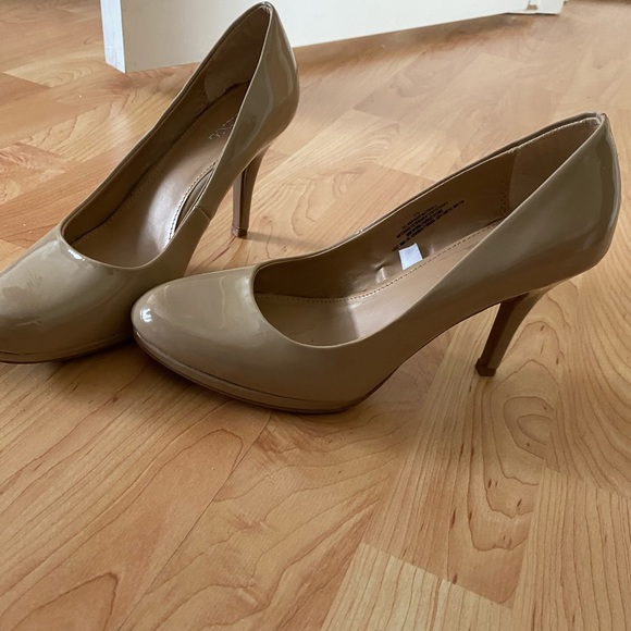 Beige pumps. 3" heels - Picture 2 of 4